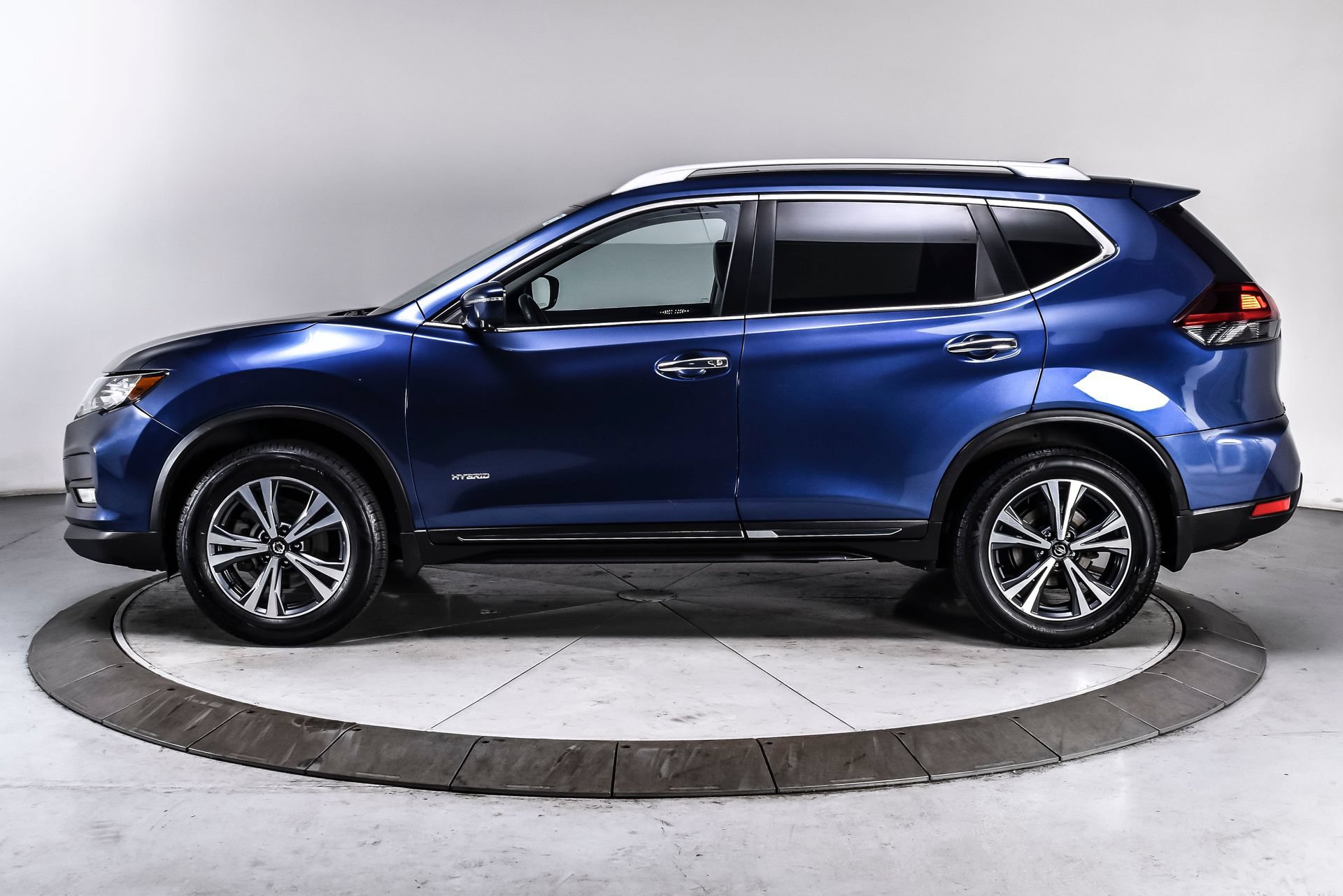 Used 2018 Nissan Rogue SL w/ Premium Package AWD/4WD image 3