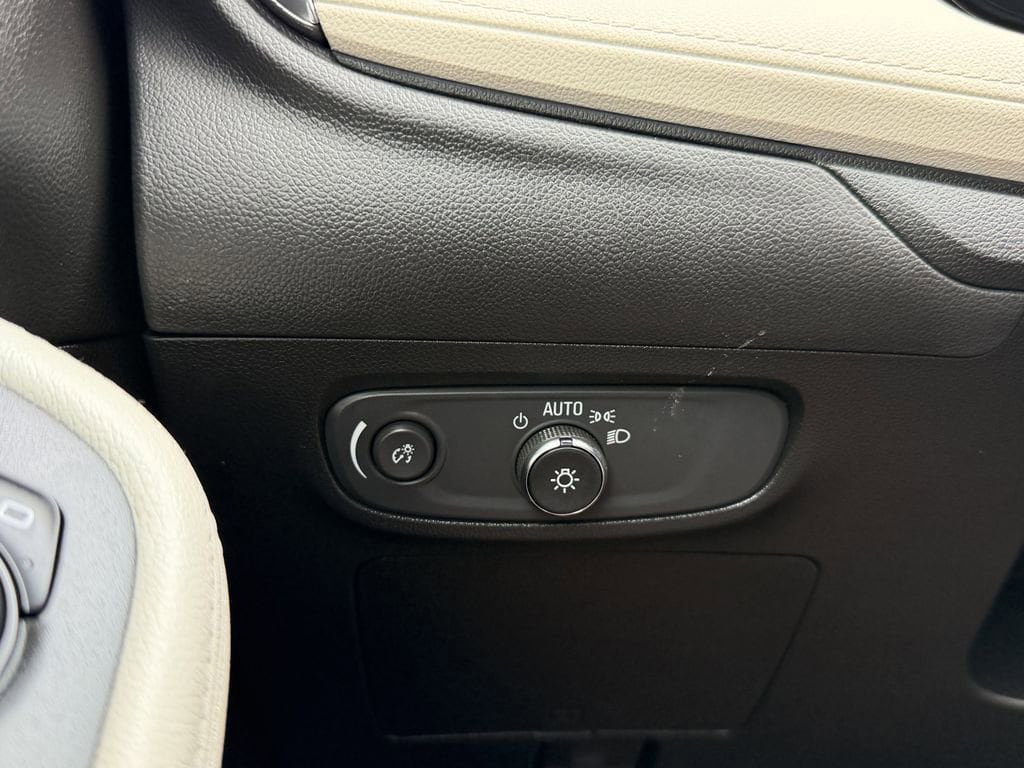Certified 2025 Buick Encore GX Preferred w/ Advanced Technology Package FWD image 28