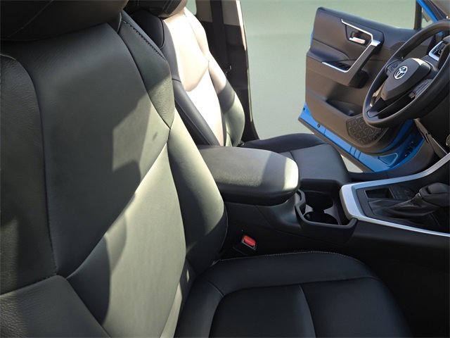 Used 2020 Toyota RAV4 XLE image 32