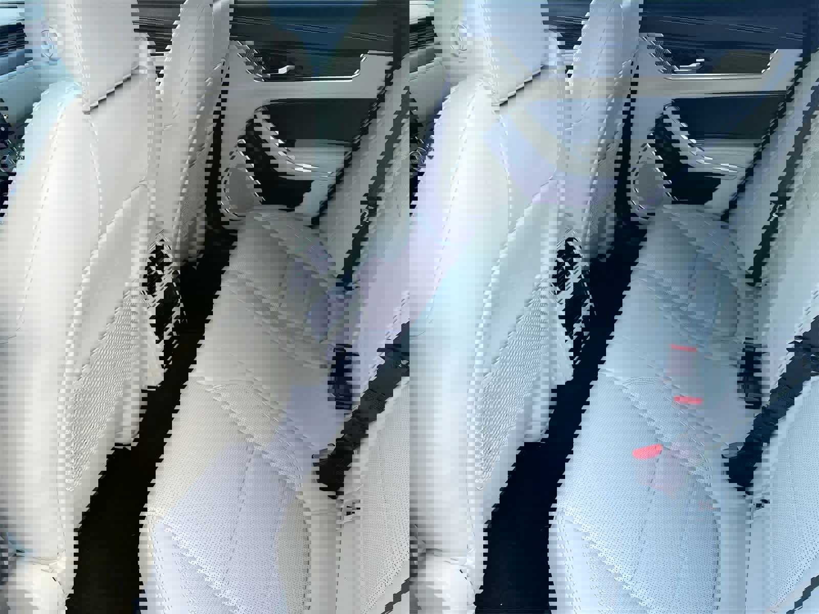 Used 2022 Jaguar XF R-Dynamic SE image 17