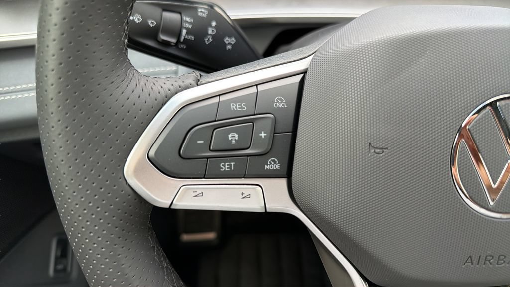 New 2026 Volkswagen Tiguan SE R-Line FWD image 22