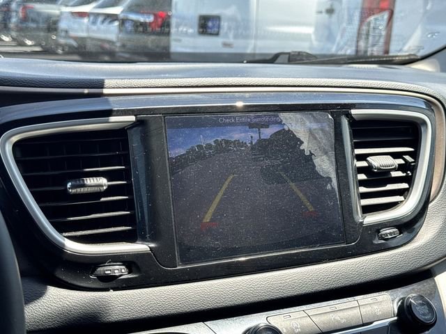 Used 2018 Chrysler Pacifica Touring-L FWD image 19