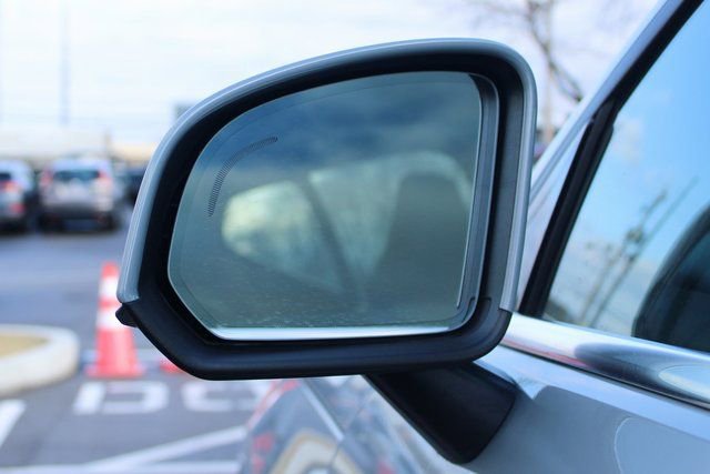 Used 2025 Volvo XC40 B5 Plus image 8