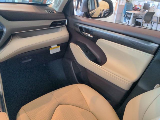 Used 2021 Toyota Highlander Limited image 17