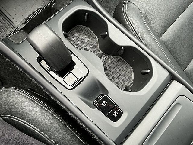 Certified 2025 Volvo XC40 B5 Core image 22