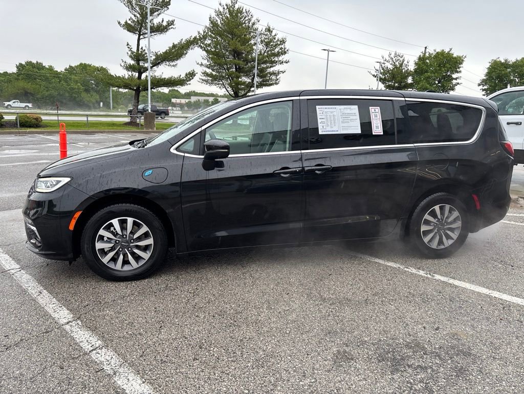 Used 2023 Chrysler Pacifica Touring-L FWD image 15