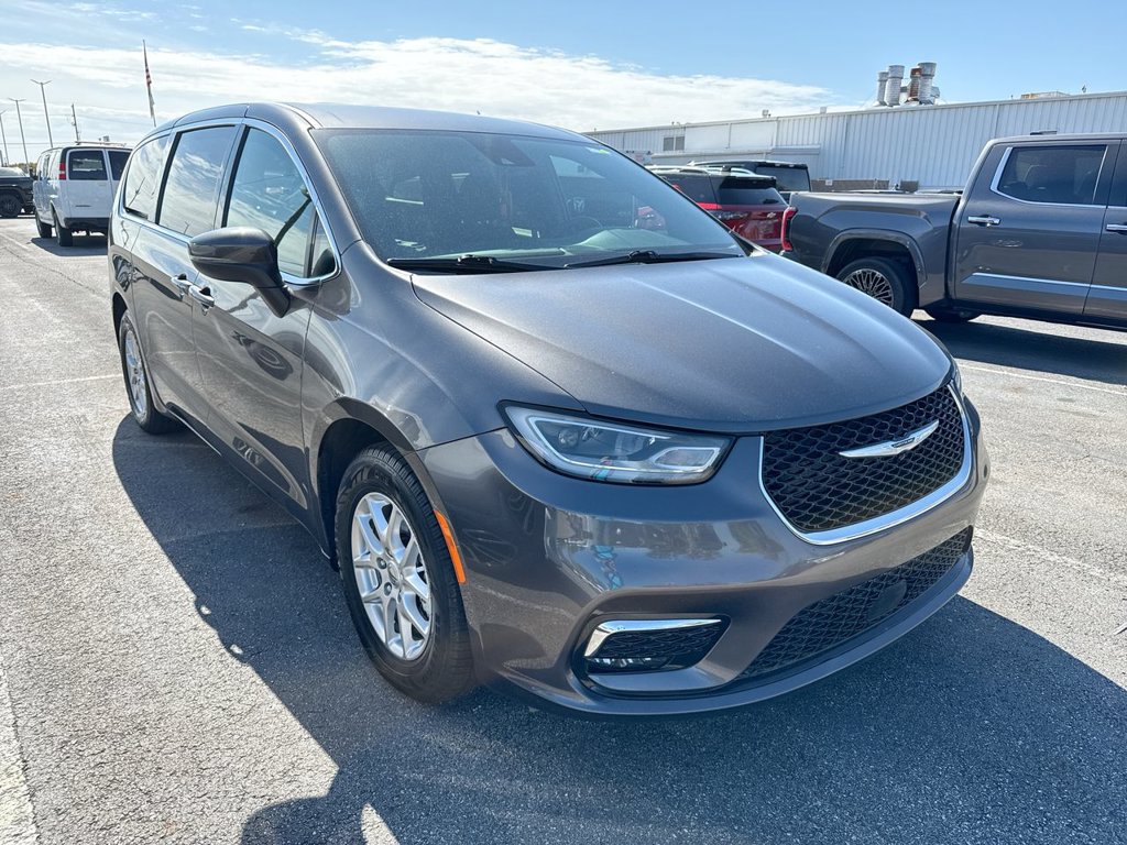 Used 2023 Chrysler Pacifica Touring FWD image 5