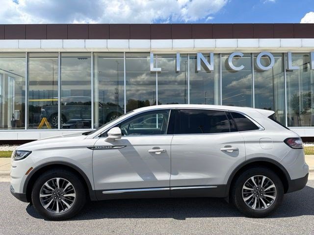 Used 2023 Lincoln Nautilus Reserve AWD/4WD image 2