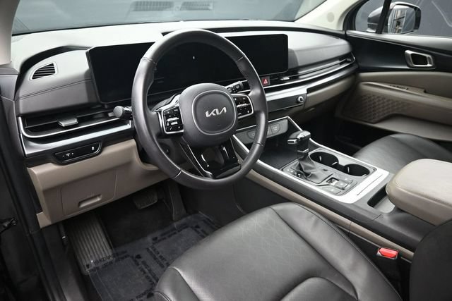 Used 2025 Kia Carnival FWD image 11