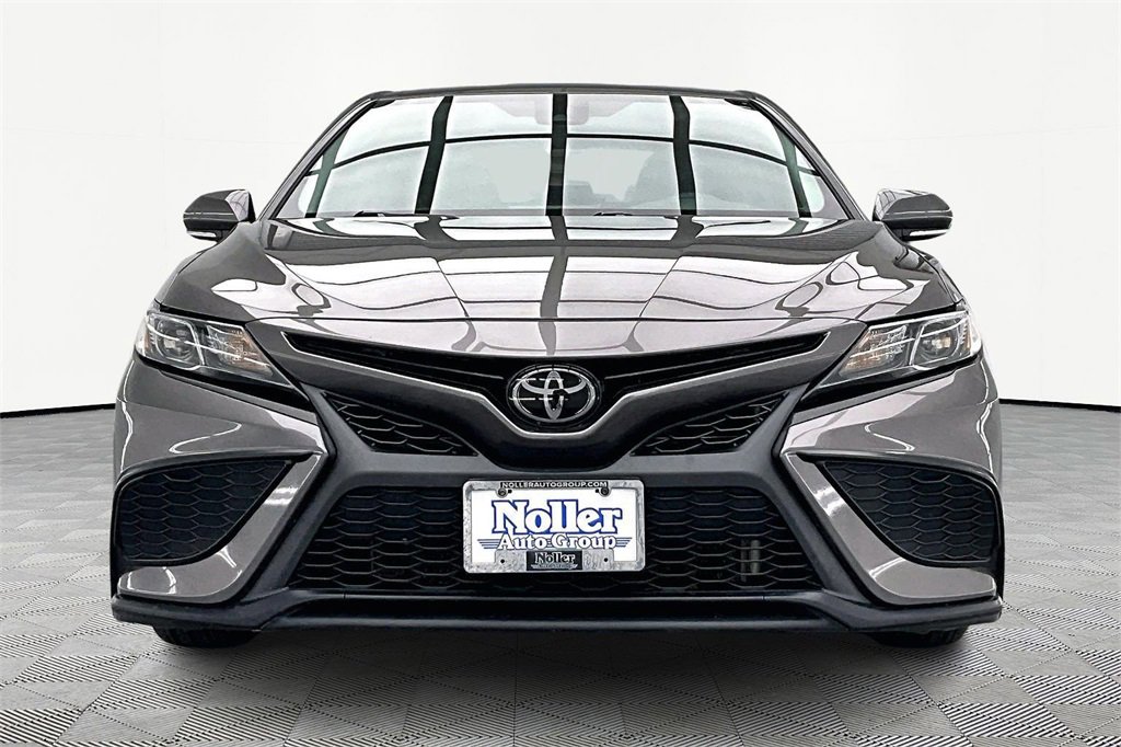 Used 2023 Toyota Camry SE image 3