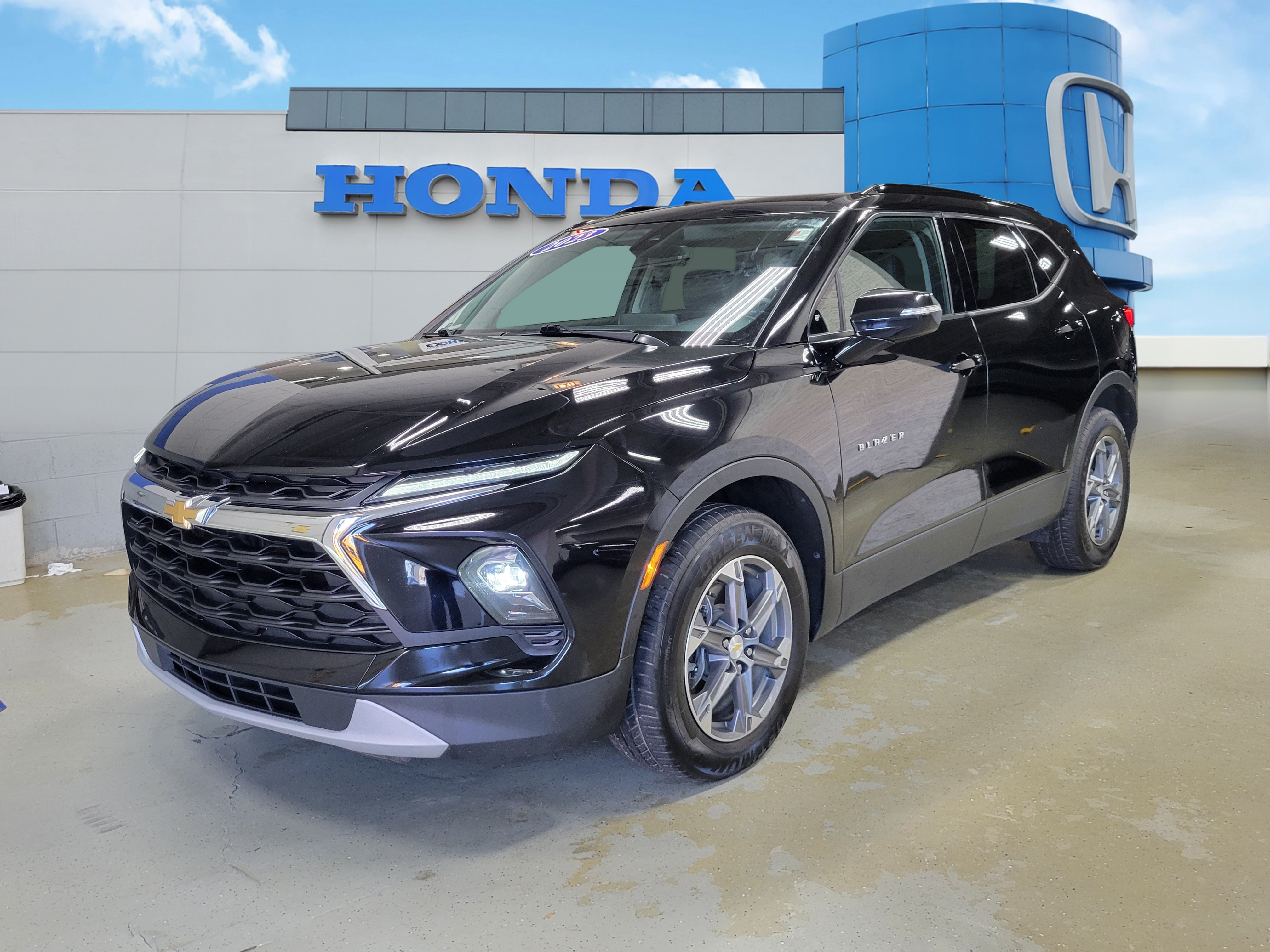 Used 2023 Chevrolet Blazer LT AWD/4WD image 2