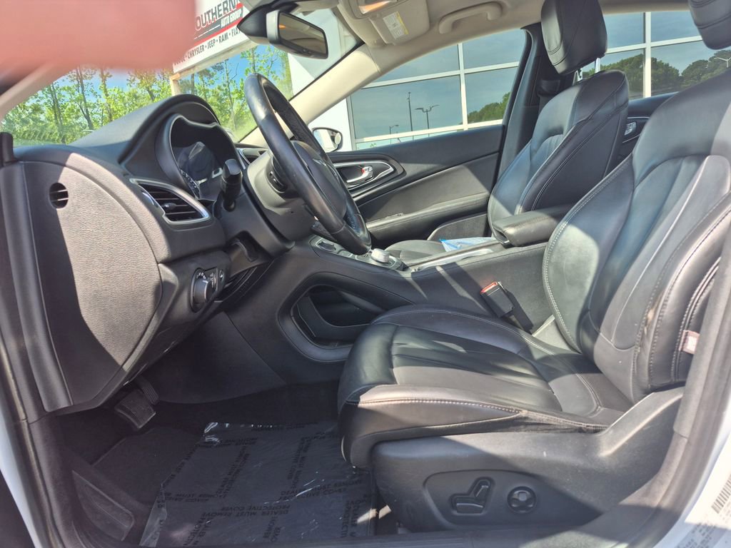 Used 2016 Chrysler 200 Limited Platinum w/ Comfort & Convenience Group image 2