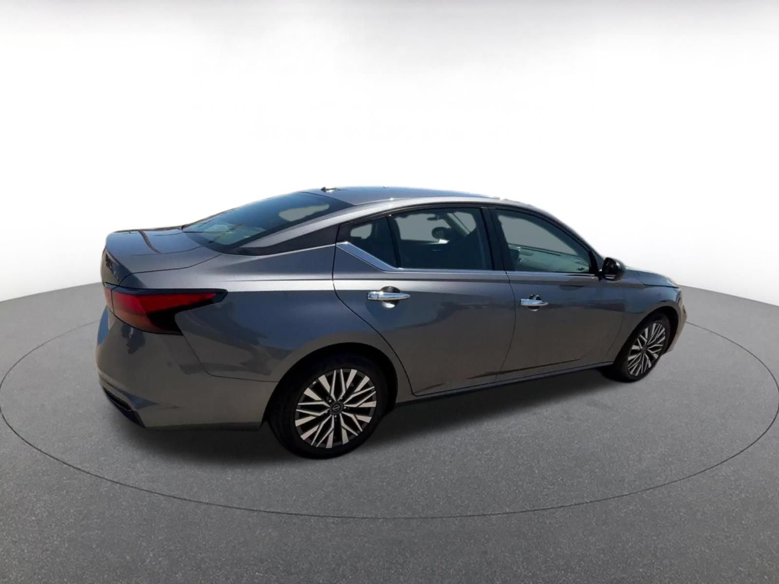 Used 2025 Nissan Altima 2.5 SV FWD image 15