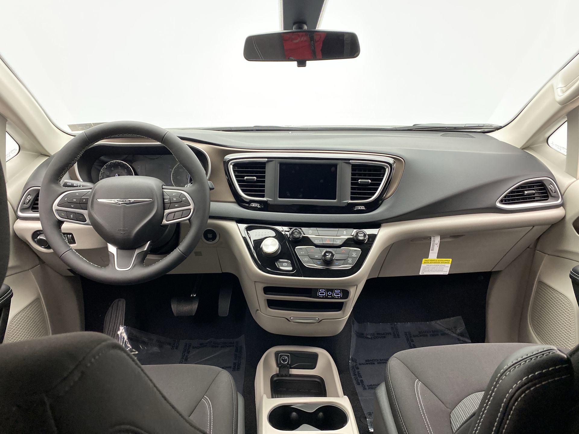 Used 2022 Chrysler Voyager LX image 14