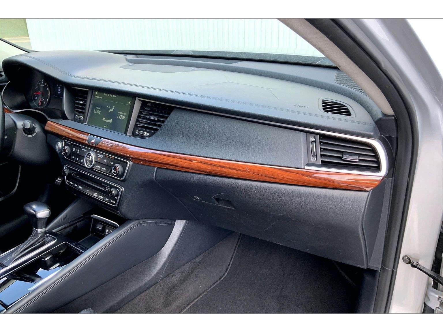 Used 2018 Kia Cadenza Premium w/ Luxury Package FWD image 13