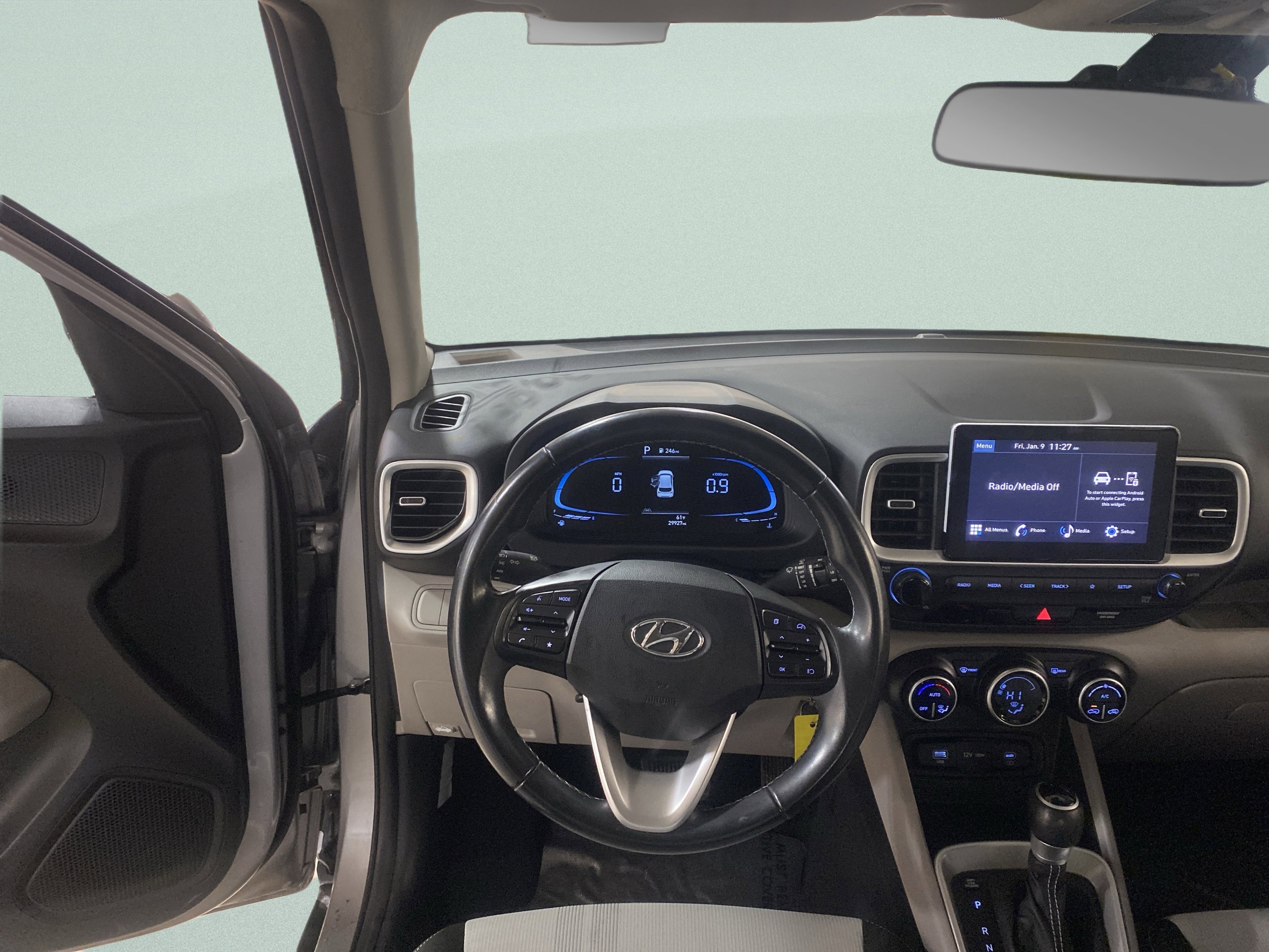 Used 2023 Hyundai Venue SEL image 17