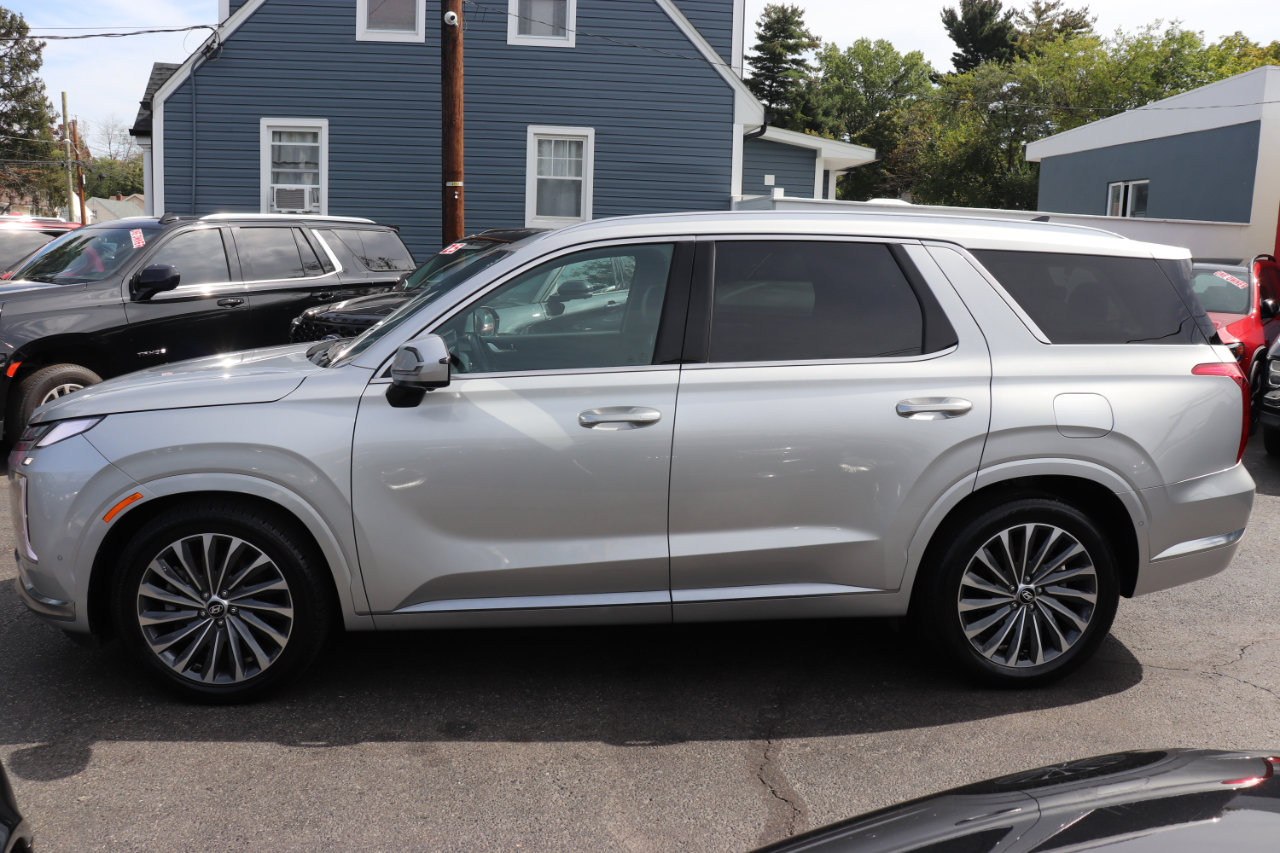 Used 2024 Hyundai Palisade Calligraphy image 2