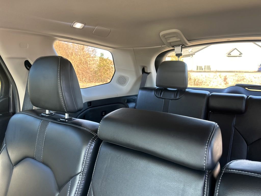 Used 2025 Honda Pilot Touring image 10