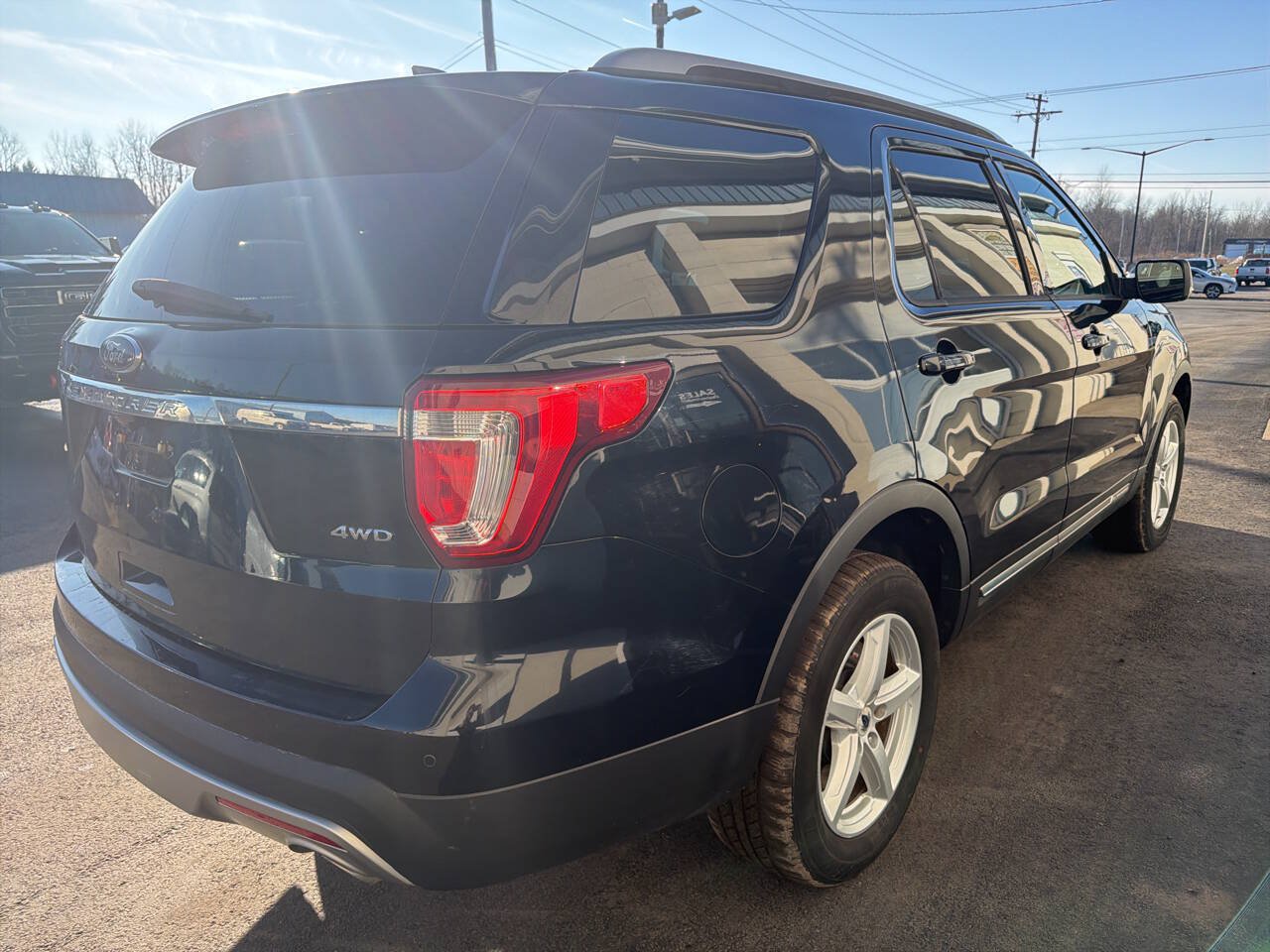 Used 2017 Ford Explorer XLT w/ Equipment Group 201A AWD/4WD image 14