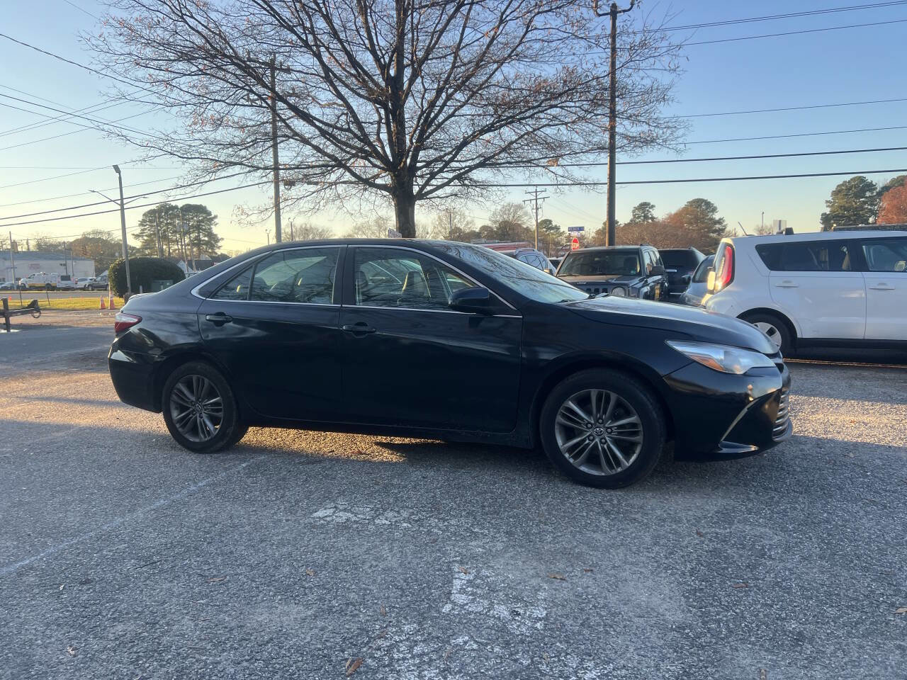 Used 2016 Toyota Camry SE image 5