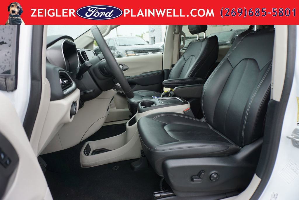 Used 2023 Chrysler Pacifica Touring-L FWD image 20
