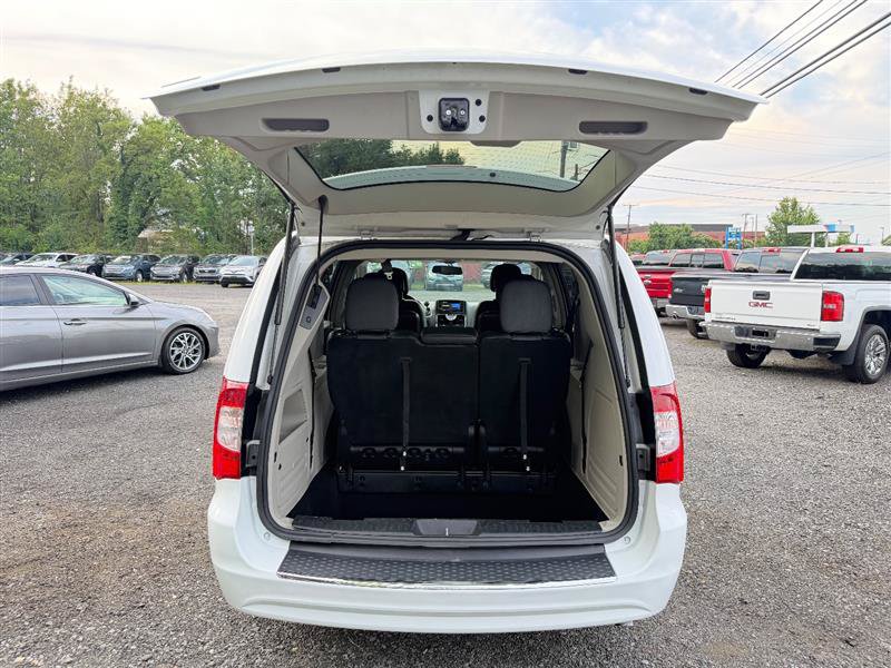 Used 2016 Chrysler Town & Country Touring FWD image 6