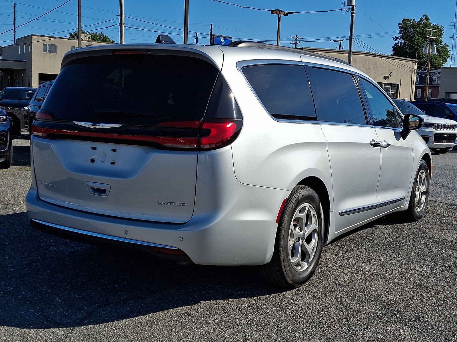 Used 2023 Chrysler Pacifica Limited w/ Uconnect Theater Family Group FWD image 6