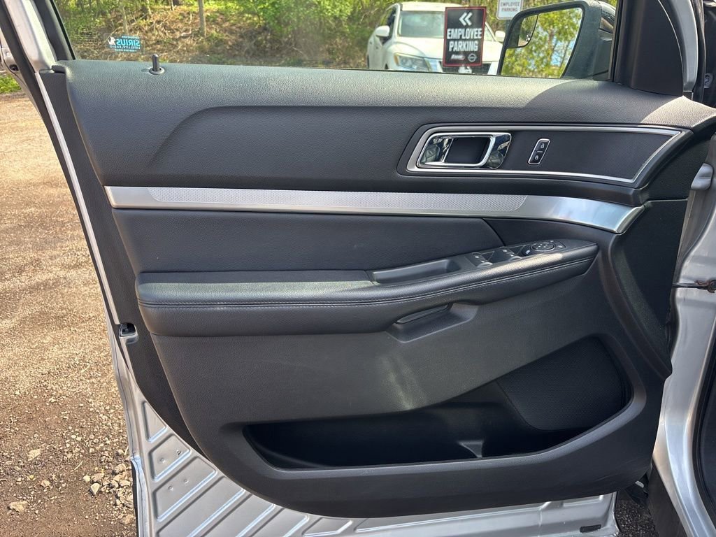 Used 2017 Ford Explorer XLT w/ Equipment Group 202A AWD/4WD image 14