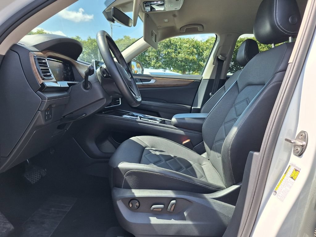 Used 2025 Volkswagen Atlas SE FWD image 12