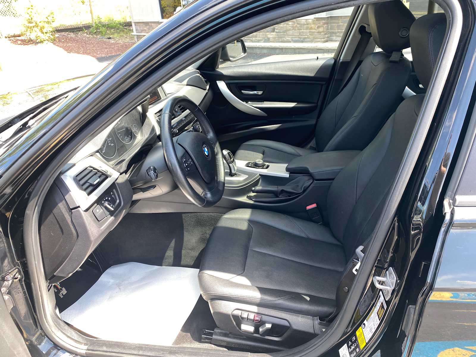 Used 2017 BMW 320i xDrive Sedan AWD/4WD image 9