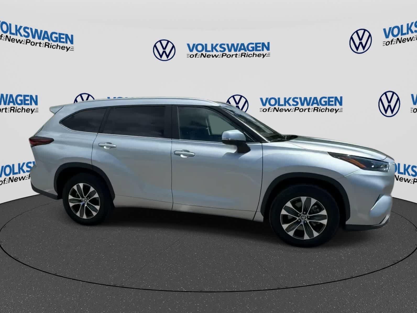 Used 2025 Toyota Highlander XLE FWD image 9