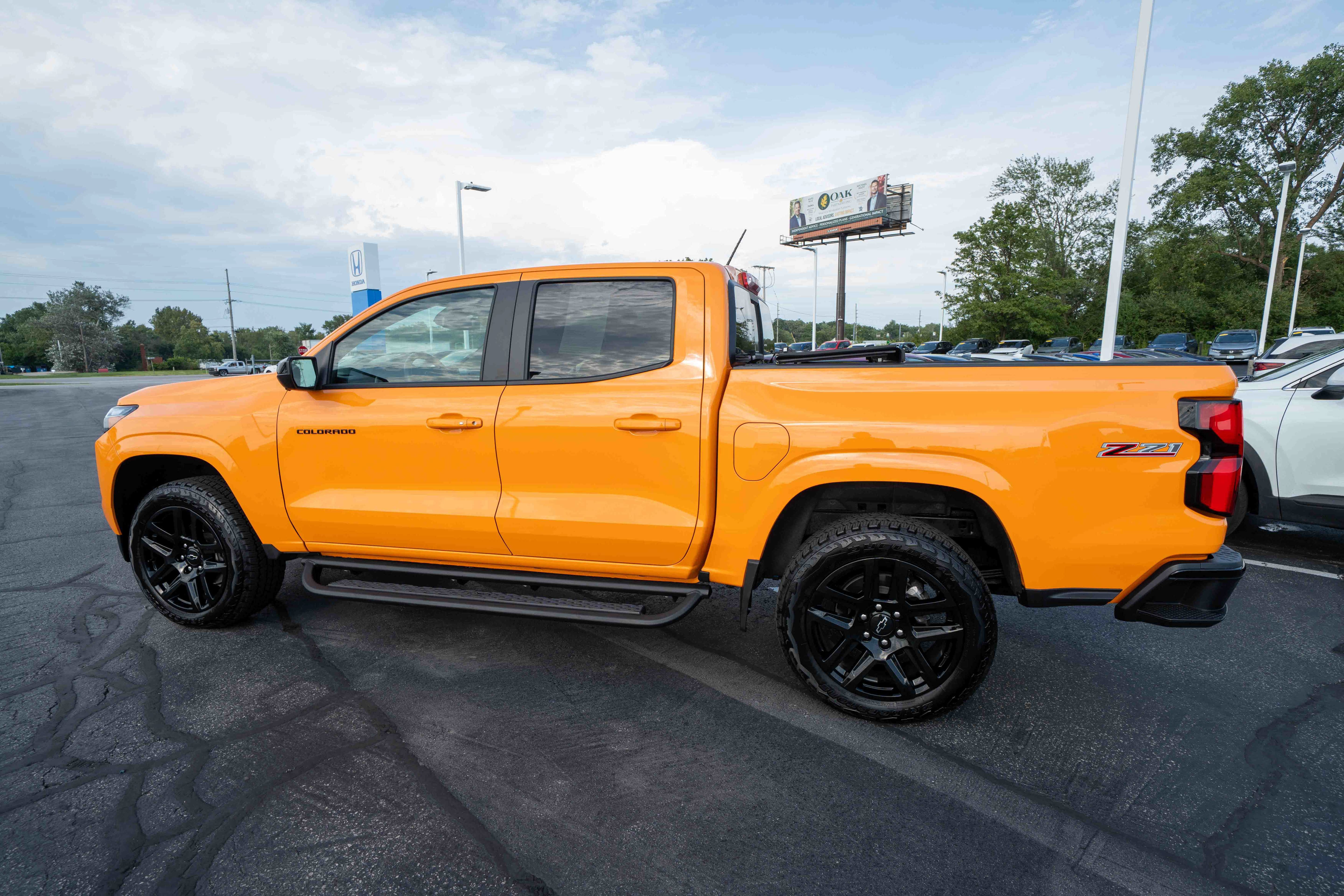 Used 2025 Chevrolet Colorado Z71 w/ Technology Package AWD/4WD image 4