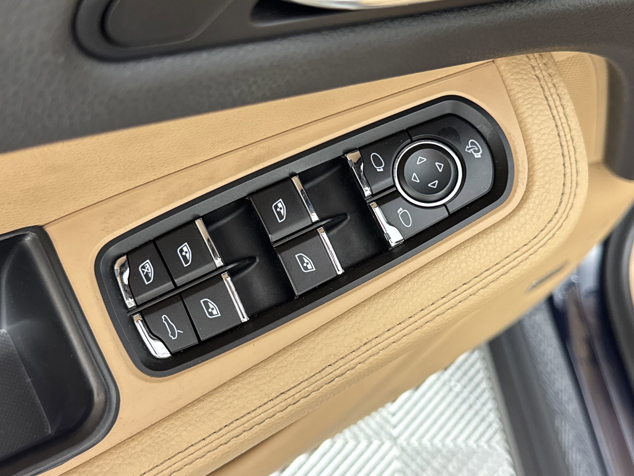 Certified 2022 Porsche Macan AWD/4WD image 13