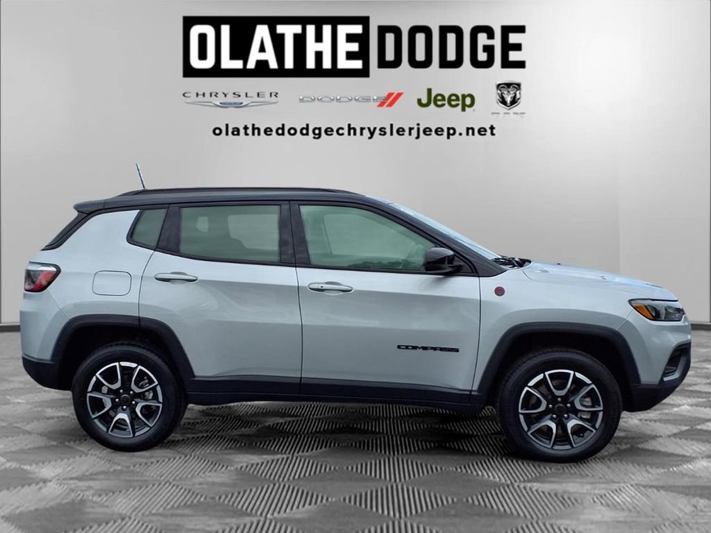 Used 2025 Jeep Compass Trailhawk AWD/4WD image 28