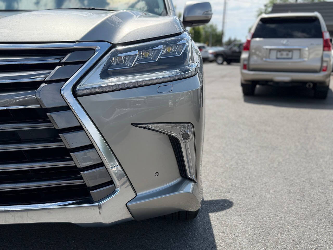 Used 2017 Lexus LX 570 4WD w/ Luxury Package image 17