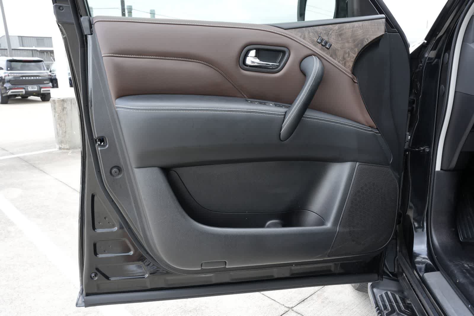Used 2024 INFINITI QX80 Premium Select w/ Cargo Package AWD/4WD image 18