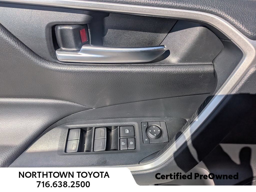 Used 2025 Toyota RAV4 XLE AWD/4WD image 30