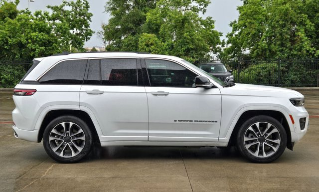 Used 2022 Jeep Grand Cherokee Overland AWD/4WD image 4