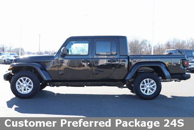 Used 2023 Jeep Gladiator Sport image 3