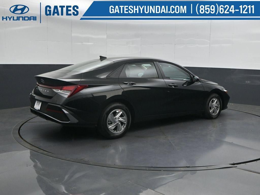 New 2026 Hyundai Elantra SE FWD image 2