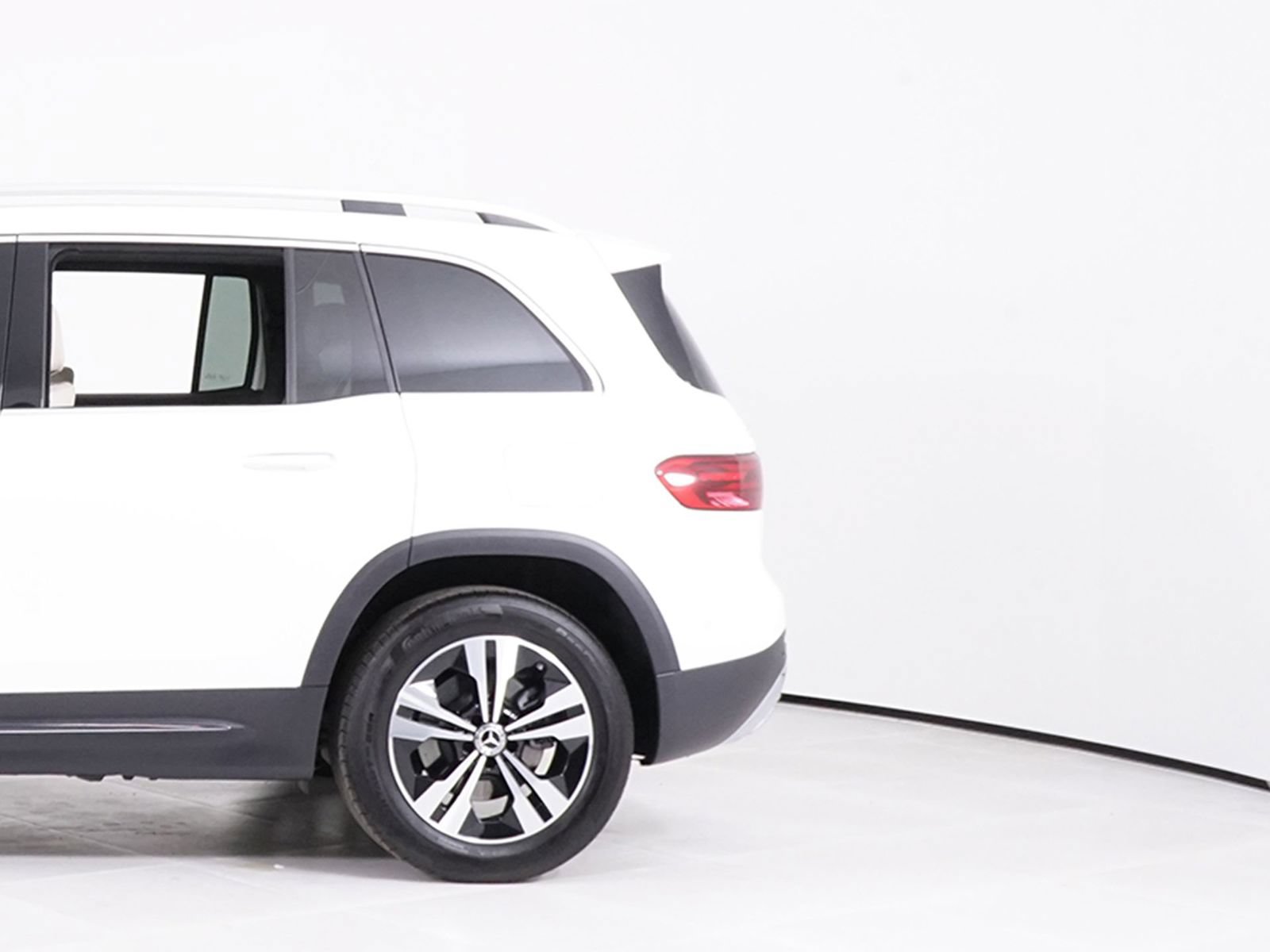 Used 2025 Mercedes-Benz GLB 250 4MATIC image 13