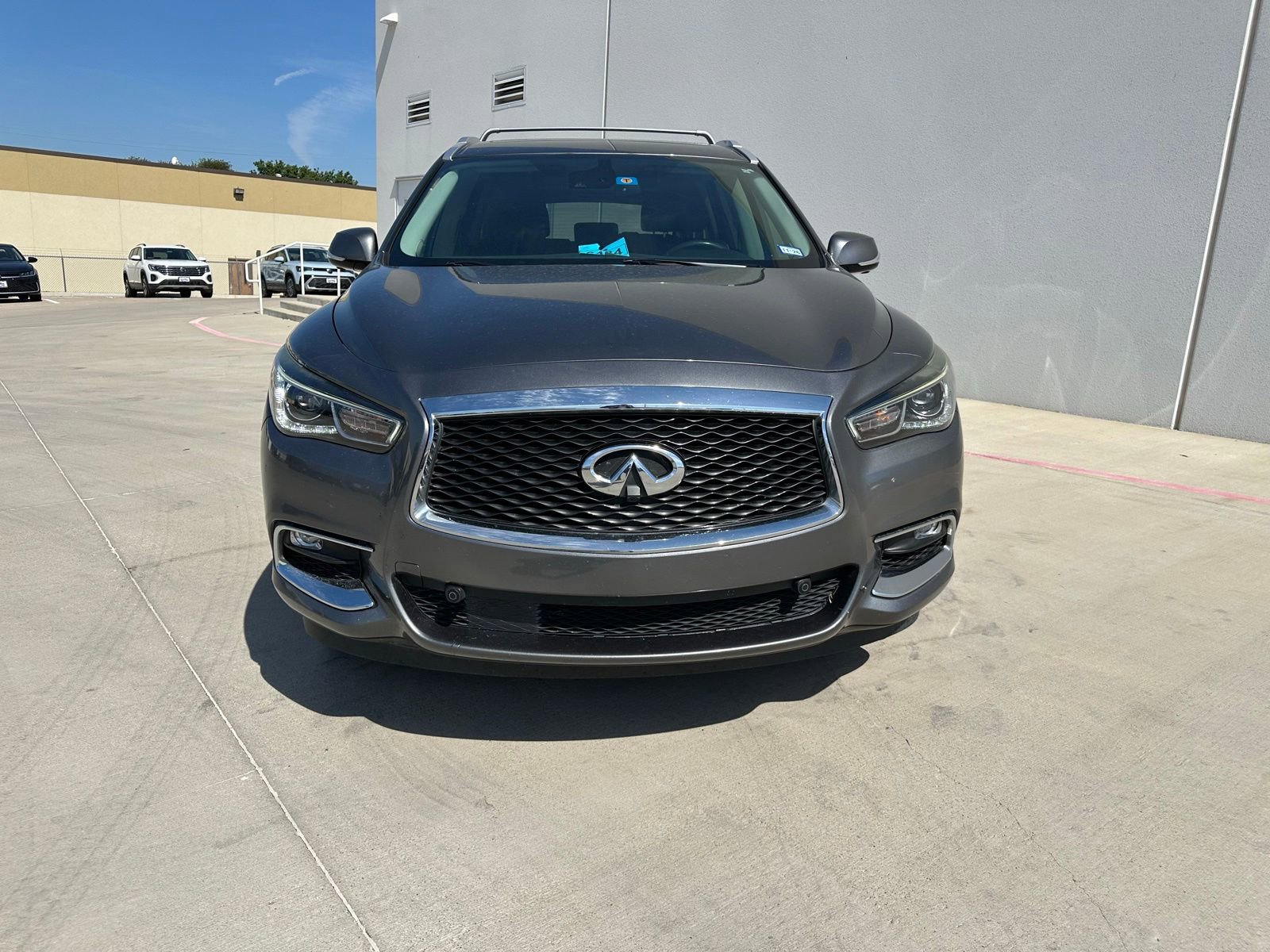 Used 2019 INFINITI QX60 Luxe w/ Sensory Package FWD image 2