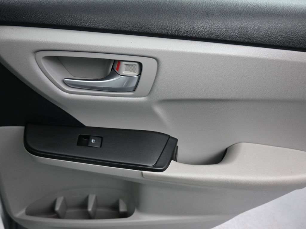 Used 2017 Toyota Camry LE image 34