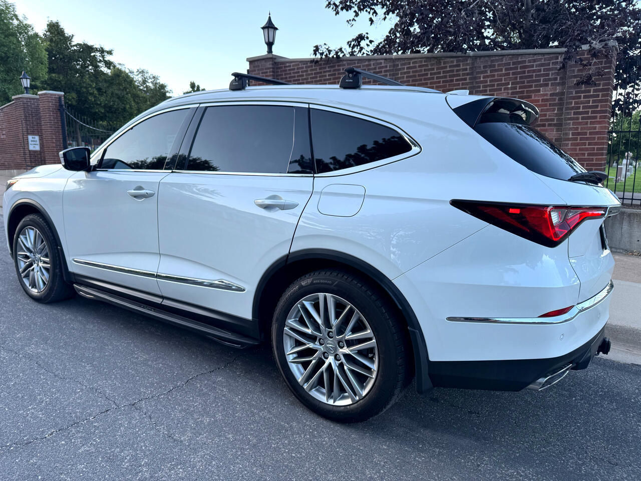 Used 2022 Acura MDX SH-AWD w/ Advance Package image 2