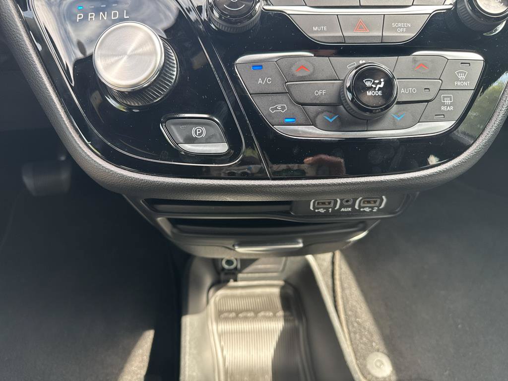 Used 2025 Chrysler Pacifica Select FWD image 16