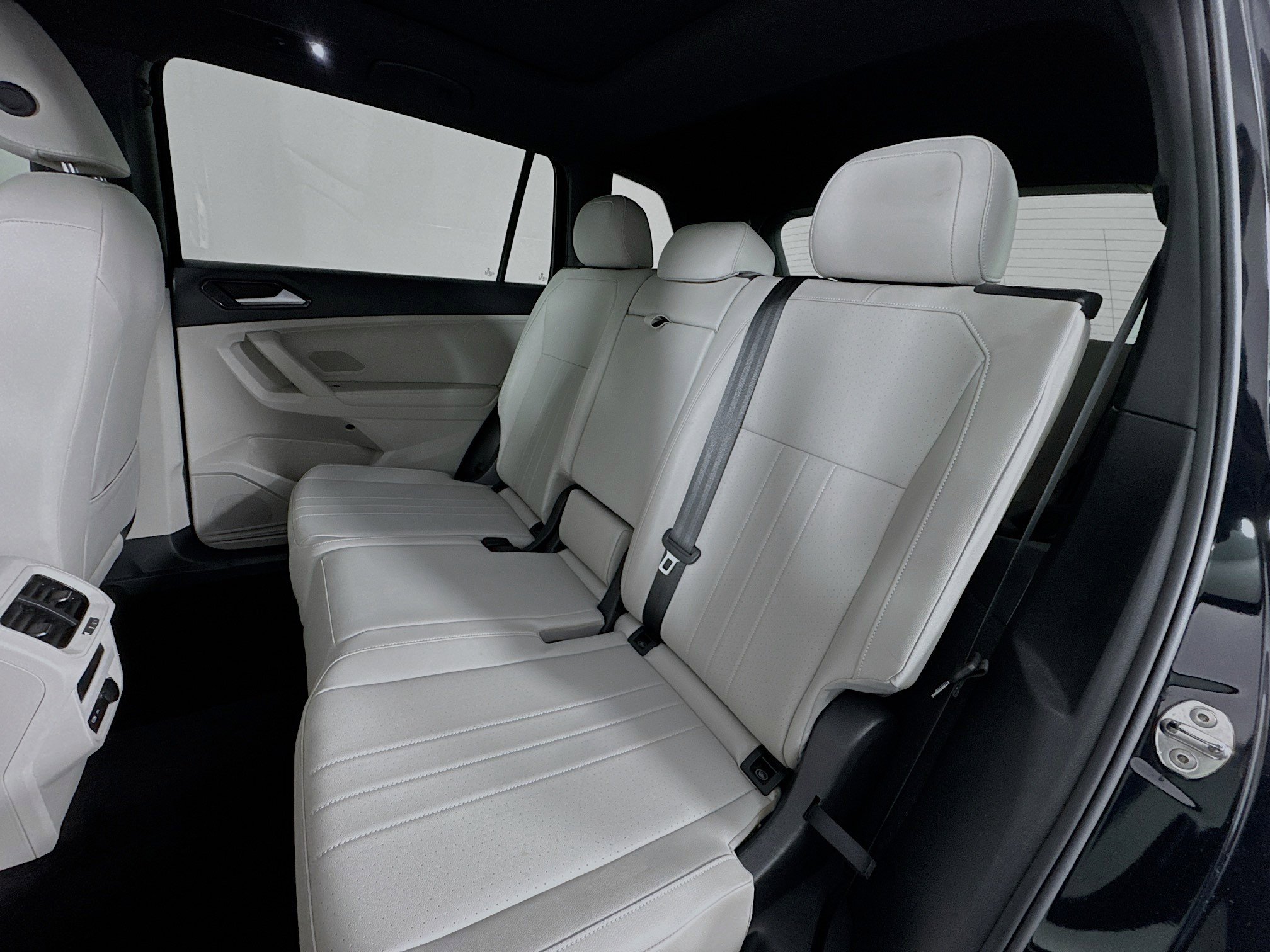 Used 2022 Volkswagen Tiguan SE R-Line image 24