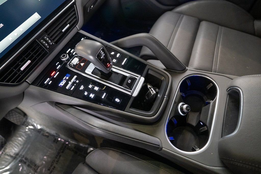 Certified 2023 Porsche Cayenne Platinum Edition image 23