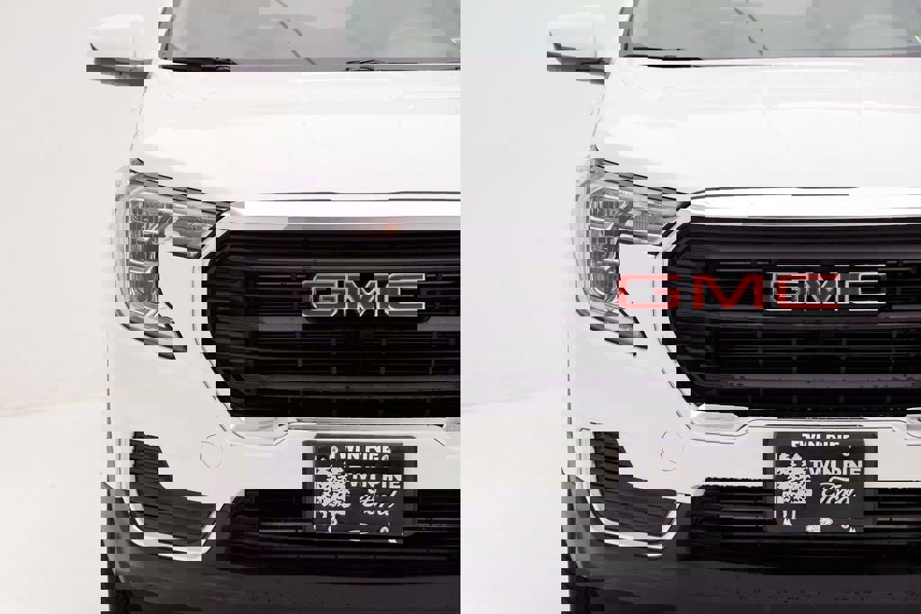 Used 2024 GMC Terrain SLE image 4