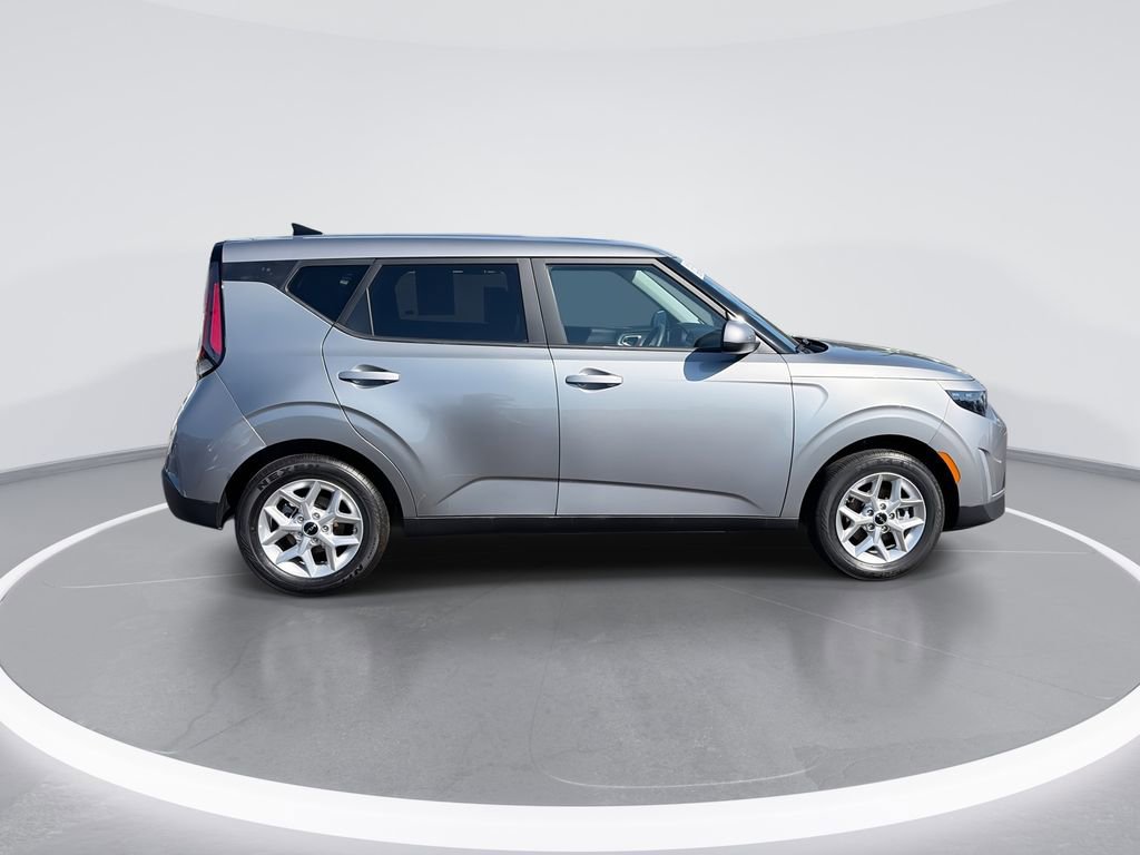 Used 2025 Kia Soul LX FWD image 9