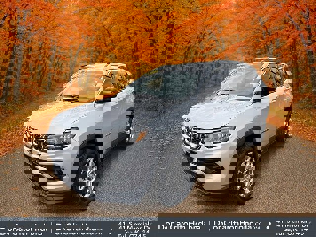 Used 2024 Jeep Compass Latitude image 3